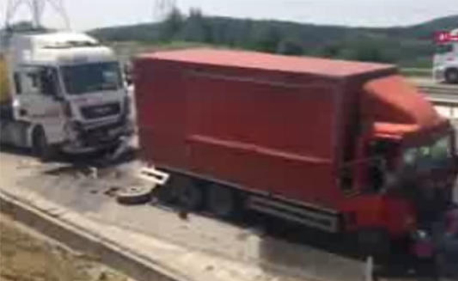 TEM bağlantı yolunda zincirleme kaza... Trafik kilit