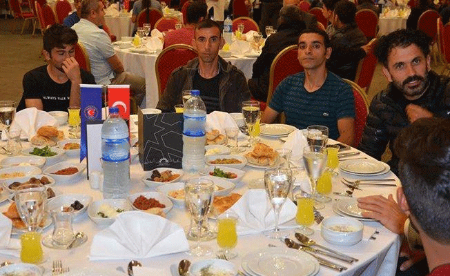 Kağıt toplayıcılar iftarda bir araya geldi