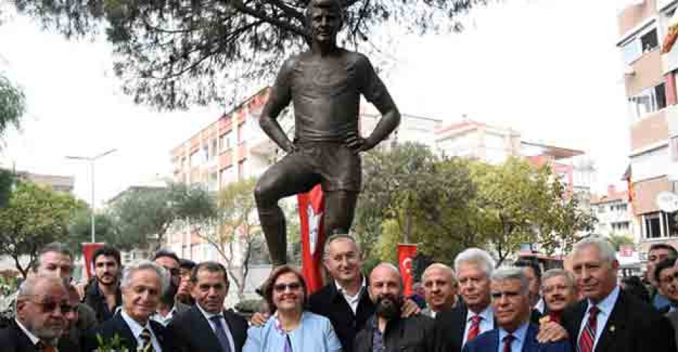 Metin Oktay heykeli törenle açıldı