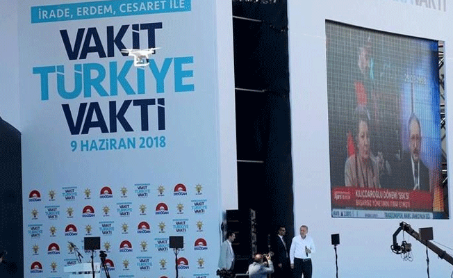 Erdoğan’ın mitinginde her köşede bir prompter
