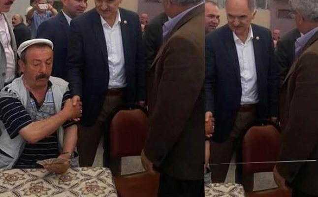 AKP’li vekilin elini sıktı oyununa devam etti!