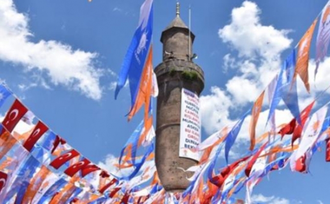 Cami minaresine AKP pankartı