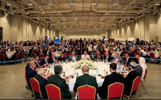 Erdoğan iftarda vatandaşla arasına şerit çekti