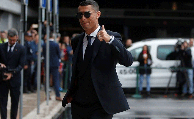 Ronaldo ve takımı, Rusya'da tuz ve ekmekle karşılandı