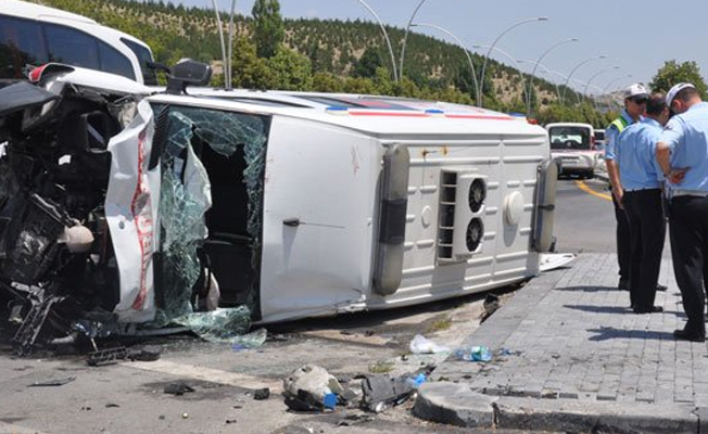 Ankara'da ambulans kaza yaptı: 1'i ağır, 7 kişi yaralandı