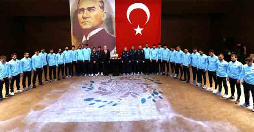 A Milliler, Atatürk'ü andı