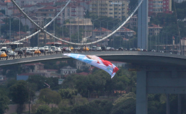 15 Temmuz Şehitler Köprüsü'ne Meral Akşener posteri asıldı
