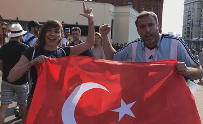 Rus şarkıcı, Türk bayrağı ve darbukayla Moskova sokaklarını gezdi