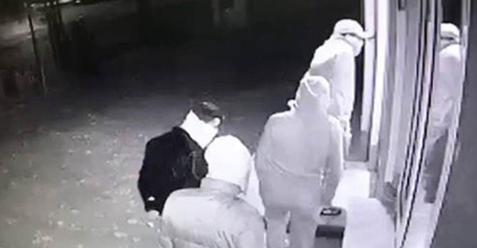 Yüzü maskeli 5 kişi spor kukübünün tesislerine saldırdı