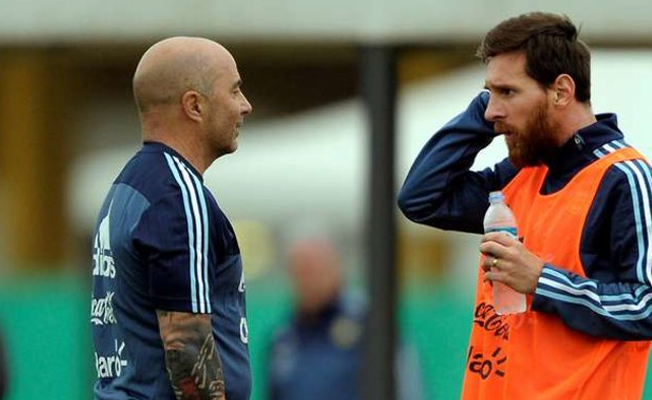 Arjantinli futbolcular Sampaoli'yi odaya almadı
