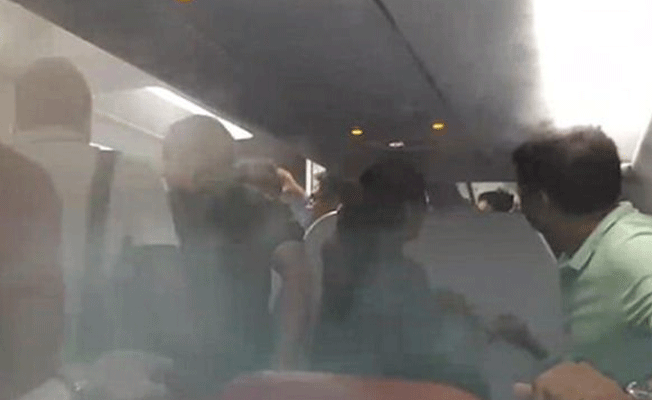 Pilot uçaktan inmeyen yolcuları dumana boğdu!