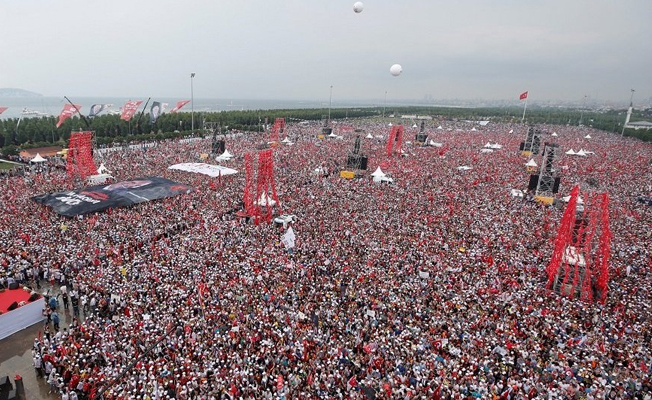 Miting alanı doldu taştı…