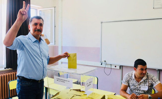 Oyunu kullanan Ferhat Tunç: Haberler geliyor, Demokrasi ayıbıdır!