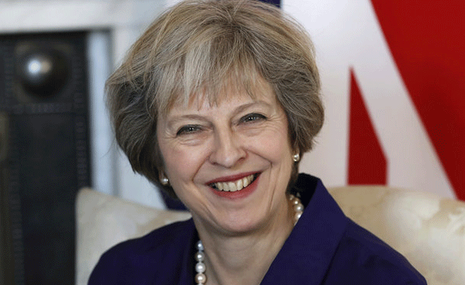 Theresa May'in prensi selamlaması alay konusu oldu