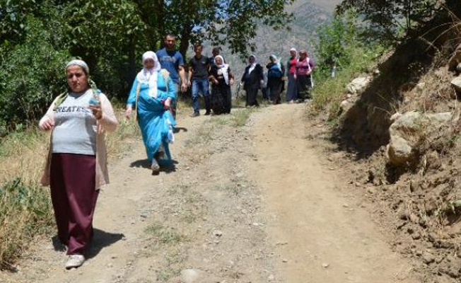 Oylarını kullanmak için 10 kilometre yürüdüler