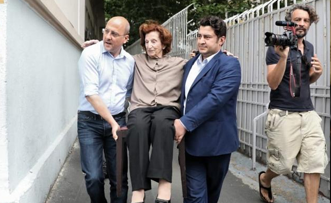 Ahmet Şık yürüyemeyen seçmeni sandığa böyle taşıdı