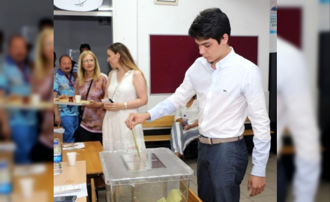 CHP'nin en genç vekil adayı oyunu kullandı