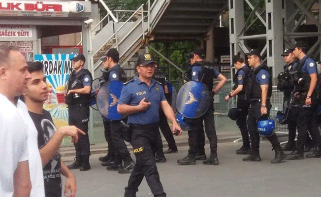 YSK önünde polisten 'dağılın' anonsu