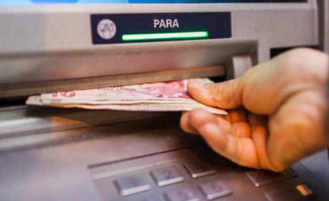 ATM'den kredi kartıyla nakit para çekenler dikkat!