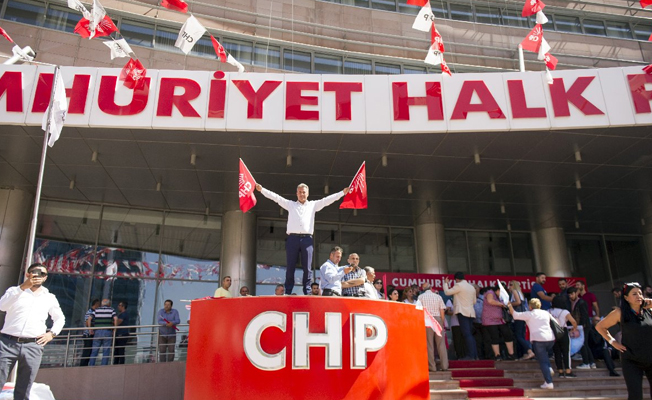CHP önünde bu kez Kılıçdaroğlu destekçileri toplandı