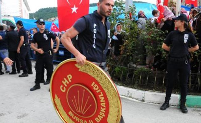 Asker cenazesinde CHP'nin çelengi camiden götürüldü