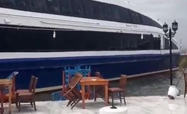 Deniz otobüsü fırtınada karaya oturdu