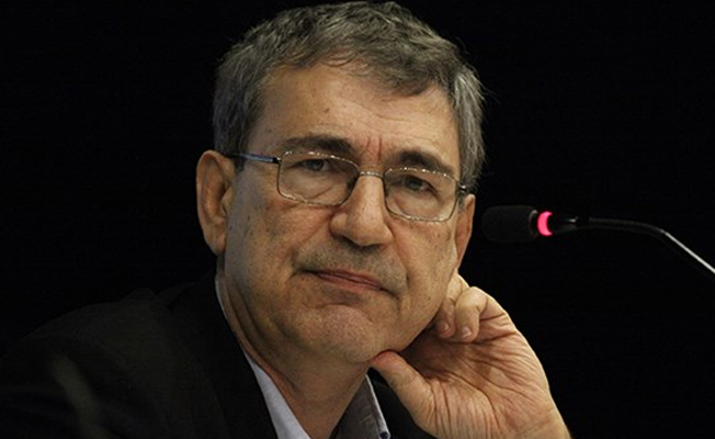Orhan Pamuk sandıkta öne geçmek istedi, izin verilmeyince seçmen kağıdını yere attı