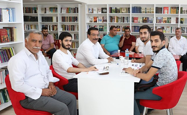 'Millet Kıraathanesine koli koli kek getiriliyor'