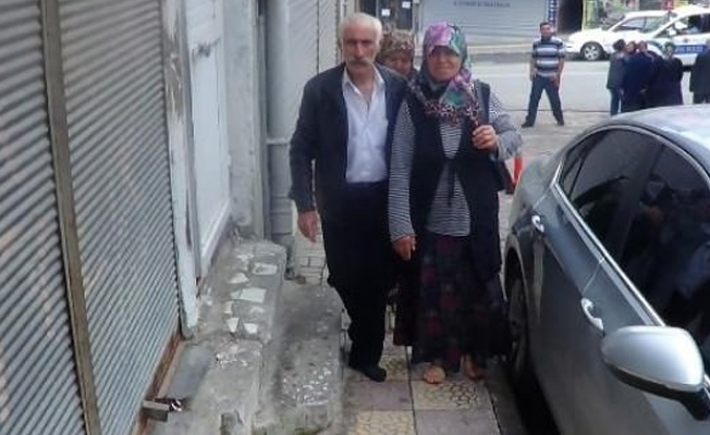 Yalın ayak oy kullanan çift, Beştepe'ye davet edildi!