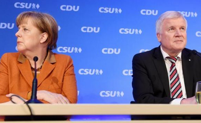 Almanya'da Merkel'le koalisyon ortakları arasında istifa krizi