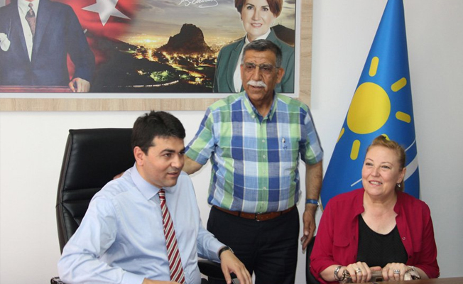 Demokrat Parti Genel Başkanı önce AKP iktidarını topa tuttu, sonra mazbatasını aldı