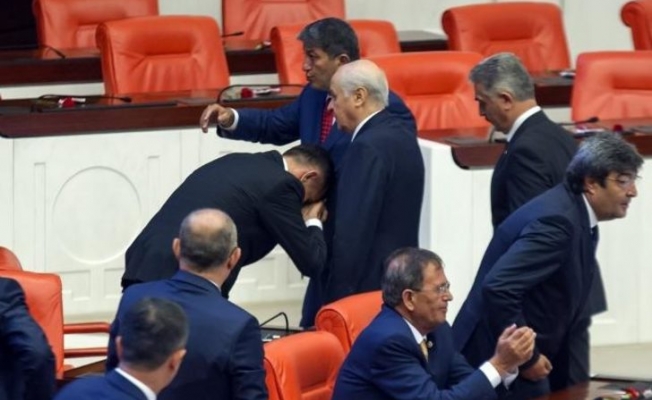 İYİ Parti'de ne oluyor? Bahçeli'nin eli öpüldü, bozkurt selamı verildi