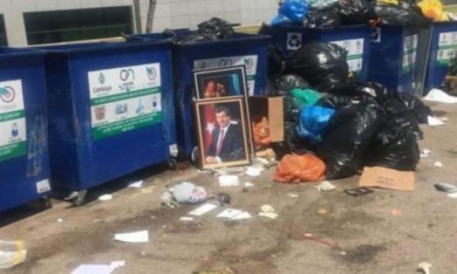 Davutoğlu'nun portresi Meclis çöplüğünde...