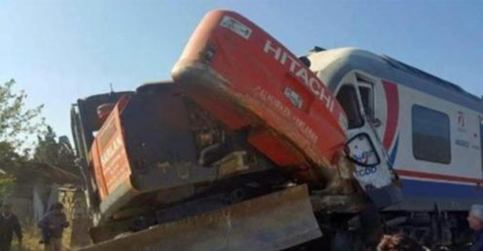 İzmir'de feci tren kazası: Faciadan dönüldü