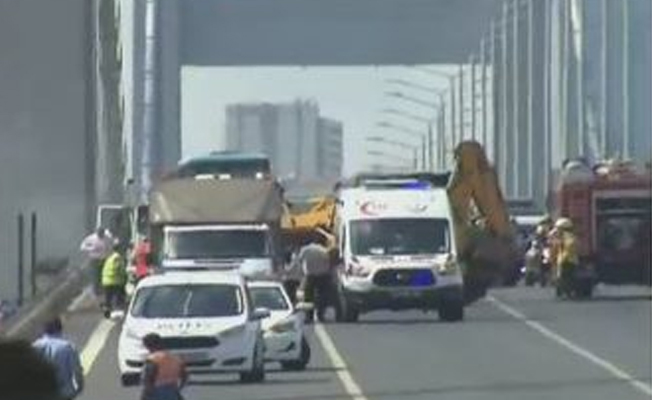 Şehitler Köprüsü'nde araç yangını! Köprü trafiğe kapatıldı