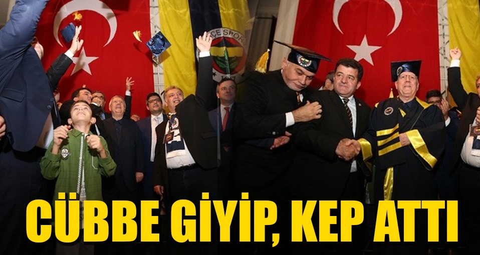 Aziz Yıldırım cüppe giydi kep attı