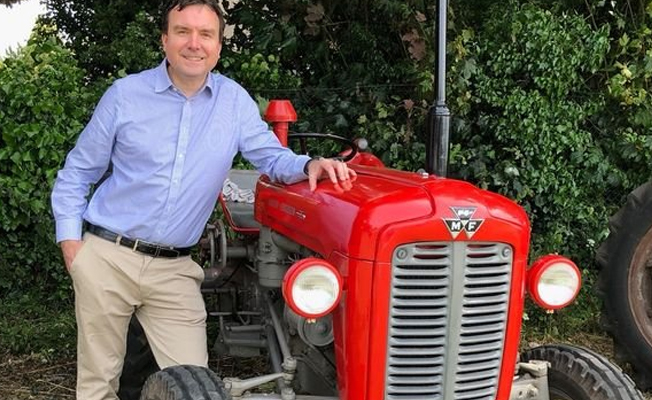 Kadınlara mesaj atan sapık bakan istifa etti