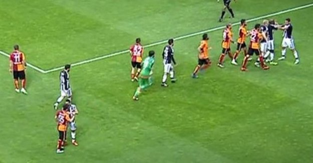 Galatasaray-Beşiktaş derbisinde ortalık karıştı!