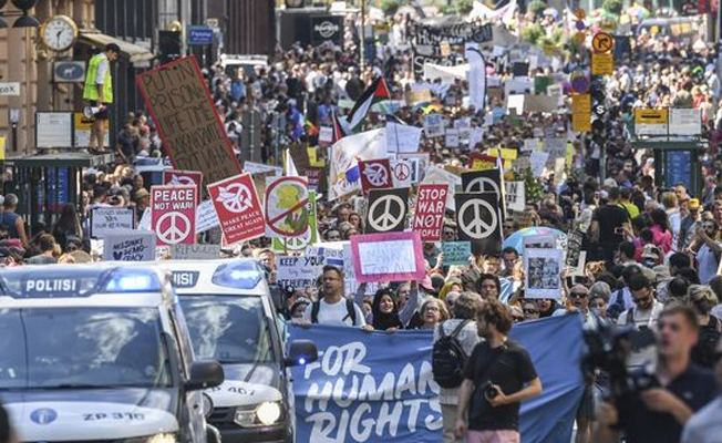 Putin ve Trump protesto şoku! Gün boyu devam etti