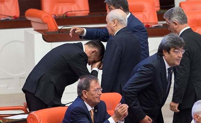 Bahçeli'nin elini öpen İYİ Partili Arkaz: Devlet Bey abimiz, büyüğümüzdür