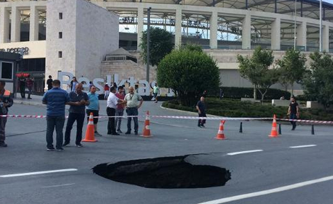 İstanbul'un göbeğinde yol çöktü!