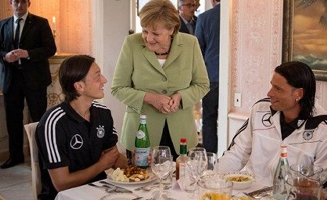 Merkel'den Mesut Özil açıklaması