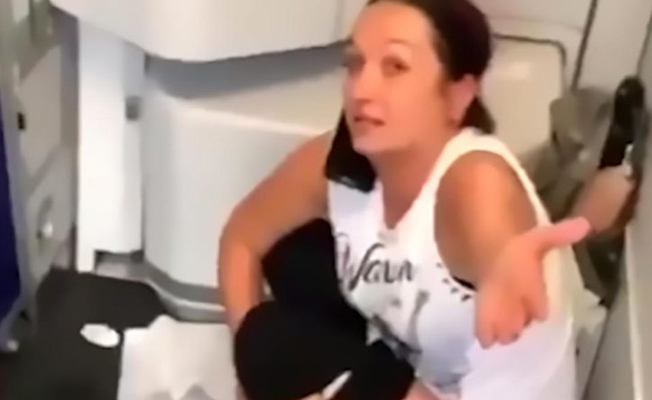 Kimseye aldırmadan külodunu sıyırdı ve...
