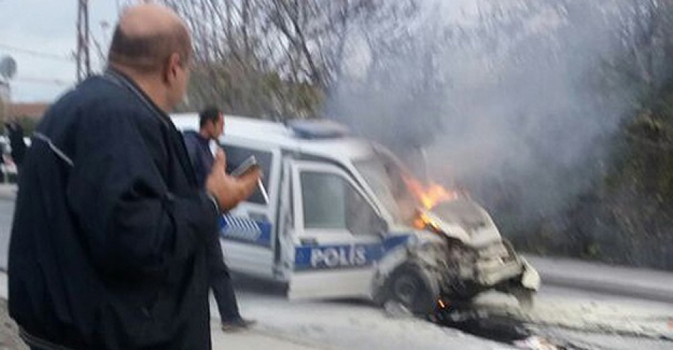 Hafriyat kamyonuna çarpan polis aracı alev aldı