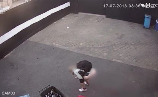 O bunu hep yapıyor! Kimseye aldırmadan külodunu sıyırıp öyle bir şey yaptı ki...