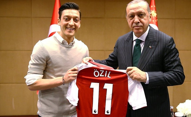 Mesut Özil'in bu pozunu sevgilisi mi istedi?