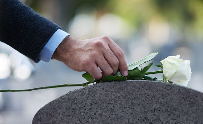 İnsanlar 2050 yılından itibaren kendi cenazelerine katılabilecek