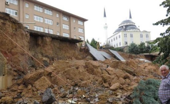 Sancaktepe'de okul duvarı çöktü