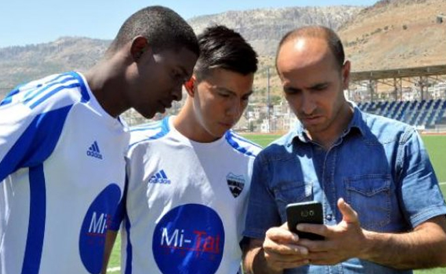 Kolombiyalı futbolcular çeviri programıyla anlaşıyor