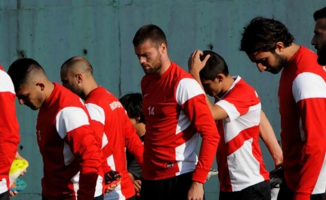 Otel krizi: Futbolcular rehin kaldı
